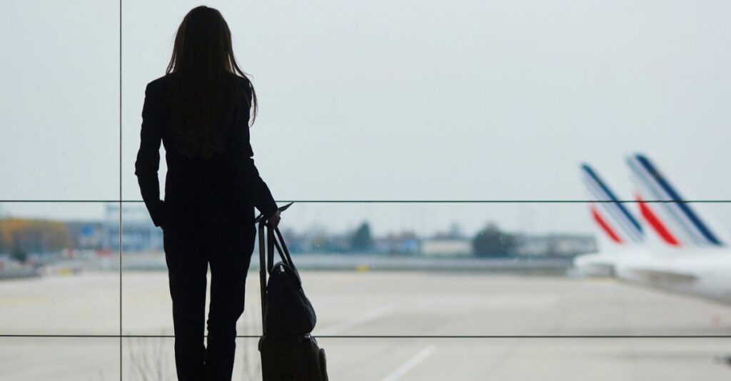 Mujer viendo avión de Air France