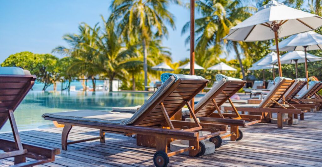 camastros hotel alberca